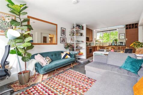 SHORT LET - This spacious one double bedroom apartment is situated on the Upper floor within this secure purpose built development.