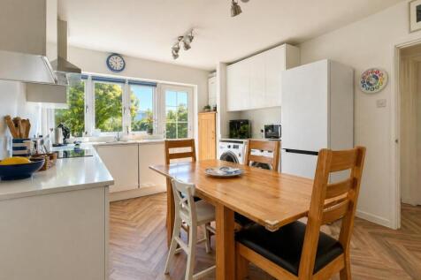 26 Howmead - Kitchen..jpeg