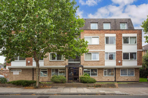A superb newly decorated two-bedroom apartment near Twickenham Station