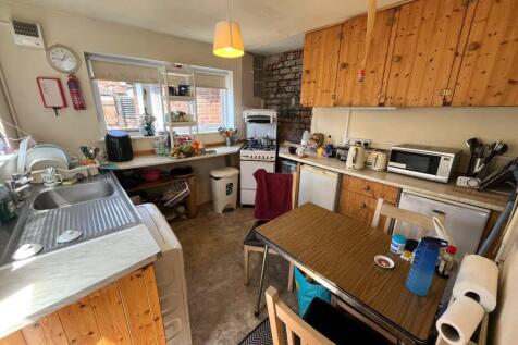 4 rooms available in a 4 bed house. This spacious 4-bedroom student house is ideally located near Hotwells Road, just a short walk from the city centre. The property offers four well-proportioned bedr