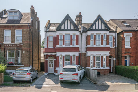 A bright and spacious one bedroom ground floor flat in a prime Streatham location. Featuring a separate reception room, generous kitchen/diner, and private patio, the property is within walking distan