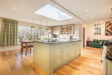 6 bed, 3 bath Detached in Sheffield - Photo 4