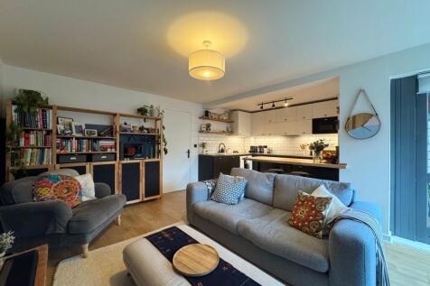 Open plan lounge/dining area