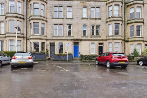 Bright and spacious third-floor flat situated in the popular area of Comely Bank.