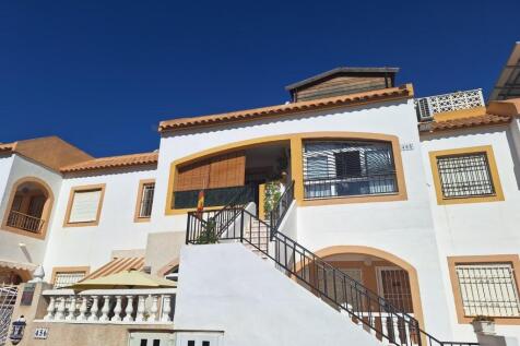 Torrevieja 2 bed 1 bath top floor apartment with private roof top solarium, in the El Limonar urbanisation