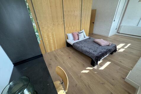 £145 PW - THREE DOUBLE BEDROOMS AVAILABLE IN AN 7 BEDROOM HOUSE SHARE - LOCATED IN THE FABRIC DISTRICT WITH CINEMA ROOM