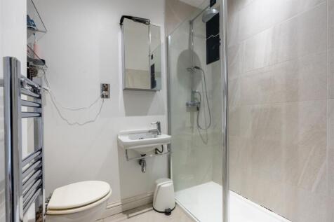 MASTER EN-SUITE SHOWER ROOM