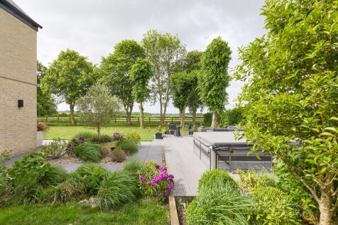 7 Hill Farm View ...