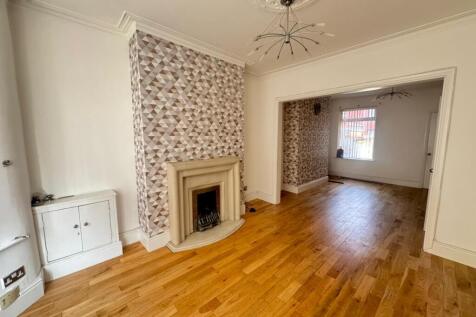 ** Zero Deposit Guarantee Available **
Available End of August! A impressive three bedroom mid terrace property, located on the outskirts of the city centre just 15 minutes away from the hustle and bu