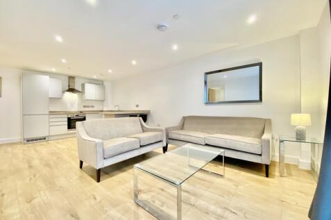 One Bedroom Apartment | High Spec Finish | Fully Furnished | Great Location – Only 14 Minutes’ Walk from the Train Station | Parking Included
