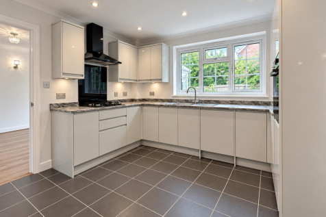 3 bed detached house for rent in Church Hill, Kingsnorth, Ashford