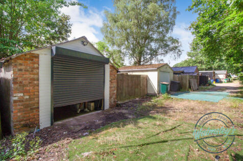 Rear access & garage with electric roller door