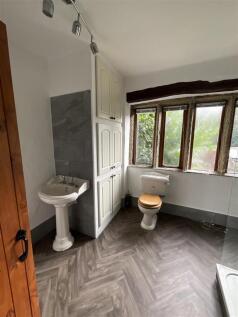 SHOWER ROOM 1.jpg