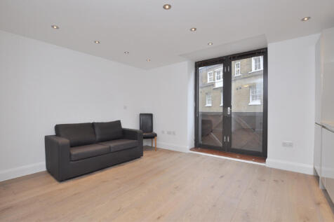 This studio apartment is situated in Aldersgate Court on the quiet Bartholomew Close and close to the Elizabeth line at Barbican, the restaurants and bars around Smithfield Market and St Paul's.