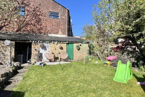 Rear Yard & Communal Gardens