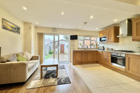 3 bedroom Family Home to Rent in N13