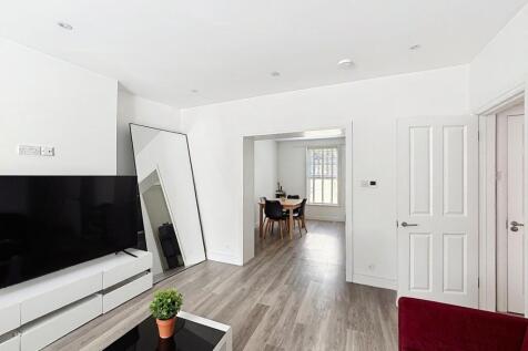Living Room (2).jpg