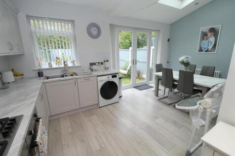 'L' shaped Kitchen/Dining Room