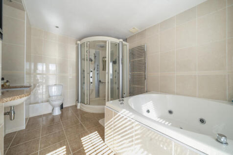 Principal bedroom en-suite