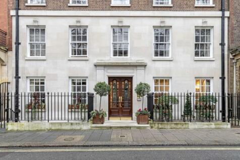 A superb fourth floor two bedroom flat with lift access, conveniently located close to the stunning Grosvenor Square.