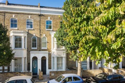 ZERO DEPOSIT AVAILABLE. LONG LET. Arranged on the first floor, this modern and well-presented 1 bedroom flat offers comfortable accommodation throughout with a bright open-plan reception room, a doubl