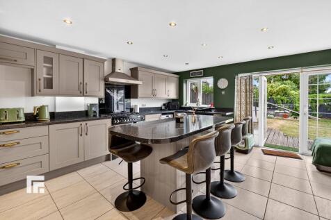OPEN PLAN KITCHEN/DINER/FAMILY ROOM