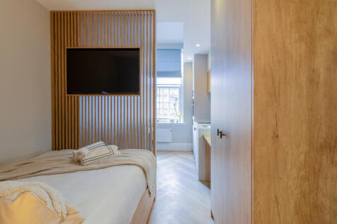 A newly refurbished studio apartment in Chelsea SW3 with a smart open-plan layout, premium integrated appliances, and a modern bathroom with a raised base shower. Residents benefit from 24-hour gym ac