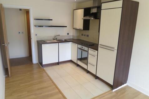 A 1 bed 1 bath luxury unfurnished apartment in a well maintained & modern block of apartments. Situated in Heaton Norris, close to Stockport town centre, this flat offers spacious accommodation, a sty