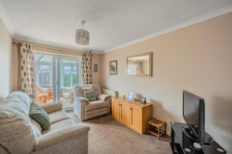 24 Larch Close-19.jpg