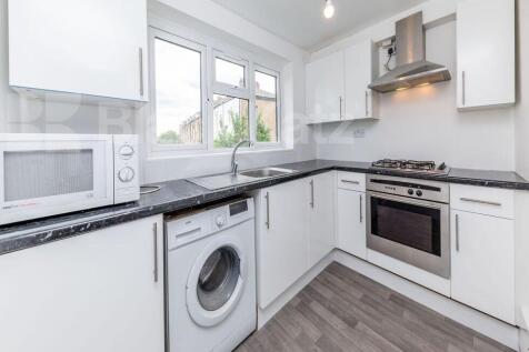 A stunning newly refurbished split level five bedroom apartment split over three floors of a period house conversion on Hazellville Road. Located in the highly sought after Whitehall Park Conservation