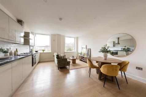 Eastwood Close, E18