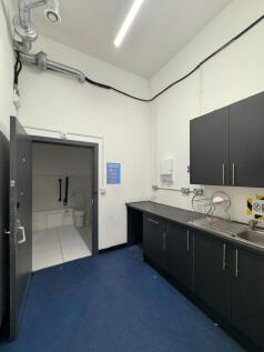 140 Finchley(between 2 units).jpg