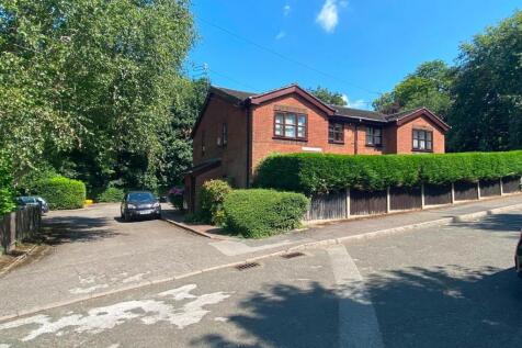 A charming two bedroom flat located in the heart of Heaton Mersey Village. Large lounge, modern fitted kitchen, bathroom with shower and two double bedrooms. The property is warmed by gas central heat