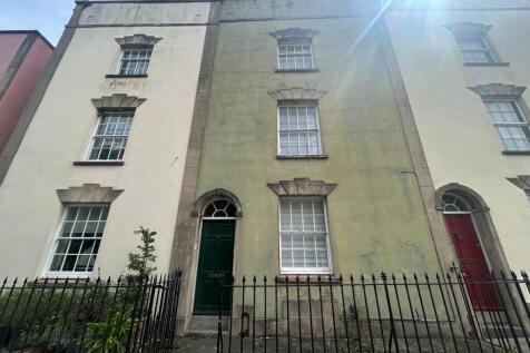 ** Zero Deposit Guarantee Available **
A fantastic, four double bedroom, four-storey Georgian townhouse in the heart of Maritime Bristol with an allocated parking space, private garden and garage!