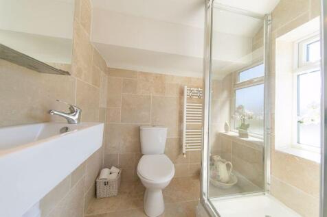 First floor bedroom en-suite