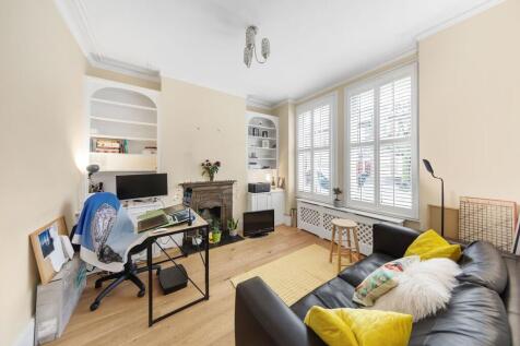 ZERO DEPOSIT AVAILABLE. LONG LET. This beautifully presented 2 bedroom flat is arranged on the ground floor, offering a light and airy reception room, a modern kitchen and lovely private garden to rel