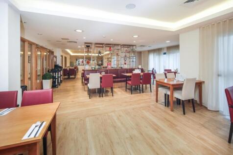 150 Queensway Court_-19.jpg