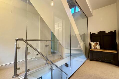FIRST FLOOR LANDING