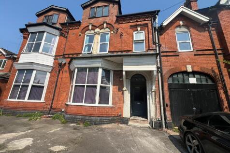 ONE BEDROOM FLAT TO RENT ** IDEAL FOR A SINGLE OR COUPLE ** JUST OFF THE HIGH STREET ** DRIVEWAY ** AVAILABLE IMMEDIATELY