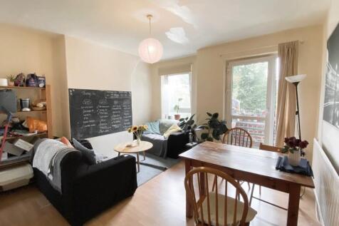 Situated in trendy NW3, with less than 10 minute walk from Chalk Farm tube station and vibrant Camden town, this apartment is set on first floor of popular well-maintained purpose built block. And pop