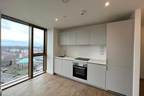 Hapi are pleased to present this stunning 2 bed, 2 bath property at the sought after South Central development on Essex Street. Offering breath taking views across the city.