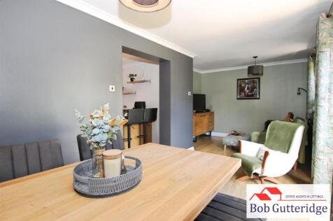 FAMILY ROOM / DINING ROOM