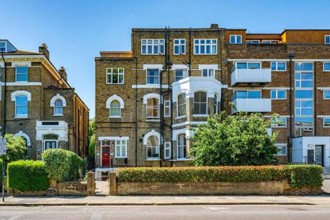 LONG LET. This amazing 2 bedroom flat is situated on the first floor boasting bright and spacious living with a fantastic communal garden along with modern kitchen and bathroom.