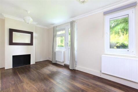 A modern studio apartment with a separate kitchen and direct access to a communal garden. Located just moments from Tooting Common and all the amenities of Streatham High Road.