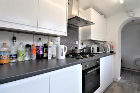 STUDENT HOUSE | BILLS INCLUSIVE | NEAR BCU & BHAM CENTRE Welcome to this charming mid-terrace house located on Mostyn Road in Birmingham, a prime area that offers both convenience and comfort. The hou