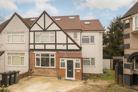 A newly converted studio-ette with walk in shower, large communal garden and ample storage space. Ideal for Single professionals.