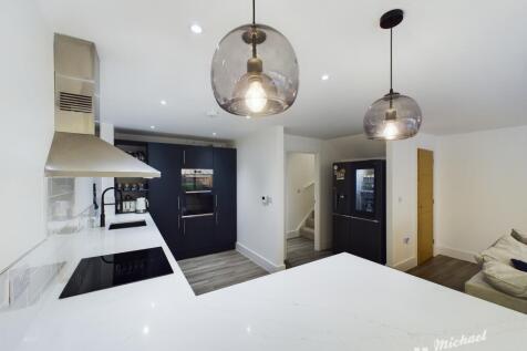 CAM02773G0-PR0024-STILL021