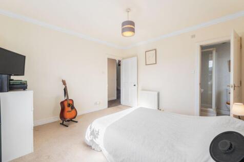 3 bed, 2 bath Flat in Leeds - Photo 9