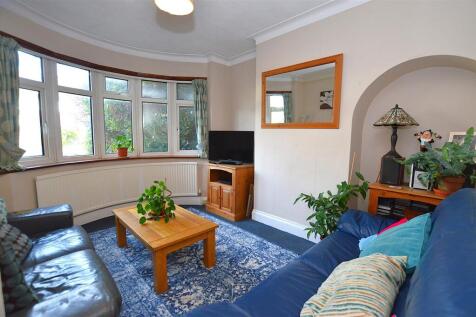 4 Old Manor Drive living room.jpg