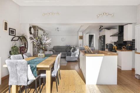 Impressive Open Plan Kitchen/Dining/Family Room